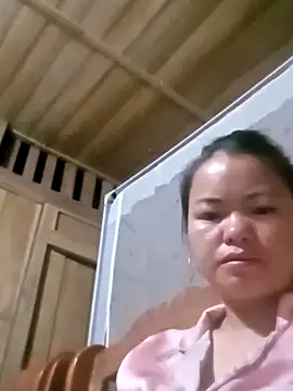 emly-xinh18 online show from September 2025 01:24:02 PM