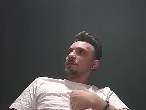 Snapshot of guesswhatbitch chatting on October 2025 07:44:02 PM guesswhatbitch online show from October 2025 07:44:02 PM