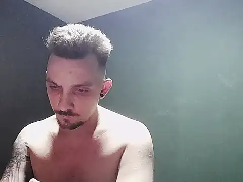 Snapshot of guesswhatbitch chatting on October 2025 11:47:02 PM guesswhatbitch online show from October 2025 11:47:02 PM