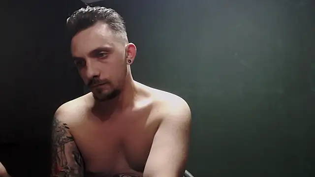 Snapshot of guesswhatbitch chatting on October 2025 07:25:02 PM guesswhatbitch online show from October 2025 07:25:02 PM