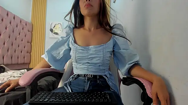 Snapshot of Naomis_35 chatting on November 2025 07:37:02 PM Naomis 35 online show from November 2025 07:37:02 PM