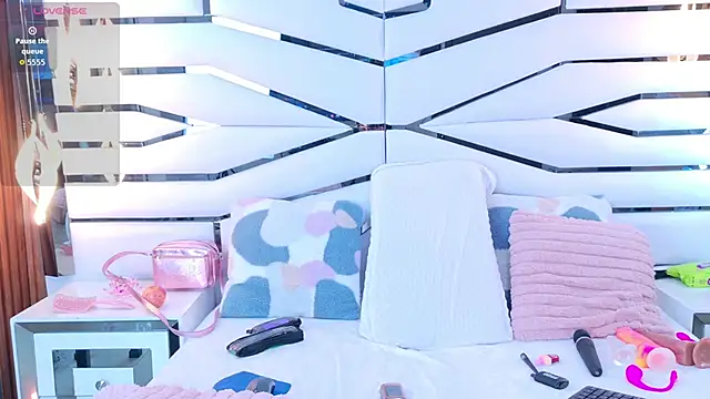 Snapshot of IrissBloom chatting on November 2025 07:13:02 PM IrissBloom online show from November 2025 07:13:02 PM