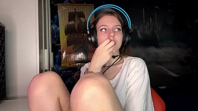 Elira Breeze online show from November 2025 12:26:01 PM