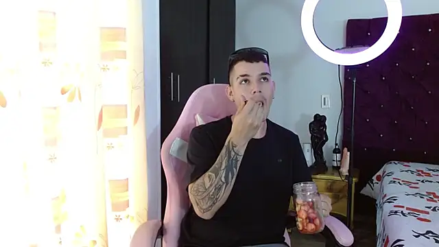 Snapshot of BooyHott_ chatting on November 2025 06:51:01 PM BooyHott online show from November 2025 06:51:01 PM