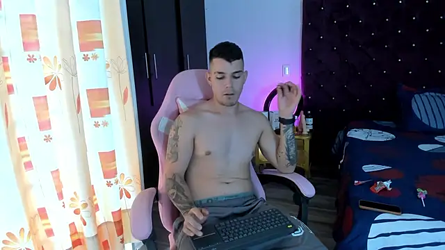 Snapshot of BooyHott_ chatting on November 2025 07:13:02 PM BooyHott online show from November 2025 07:13:02 PM