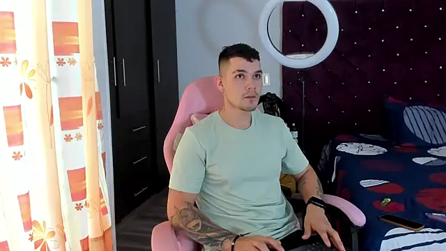 Snapshot of BooyHott_ chatting on November 2025 06:53:02 PM BooyHott online show from November 2025 06:53:02 PM