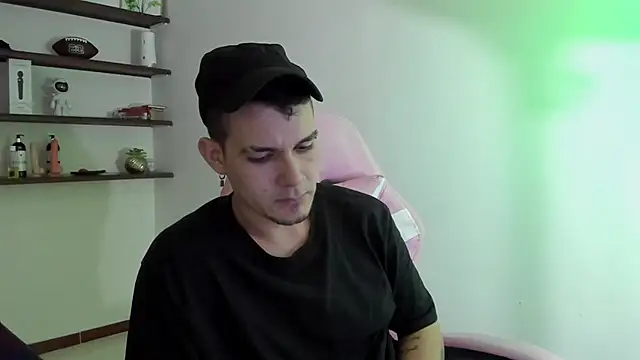 Snapshot of BooyHott_ chatting on December 2025 09:43:02 PM BooyHott online show from December 2025 09:43:02 PM