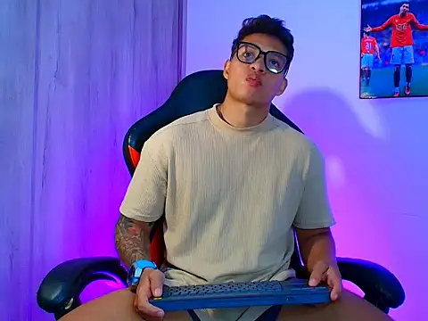 Snapshot of evan_greey chatting on October 2025 03:05:01 AM evan greey online show from October 2025 03:05:01 AM