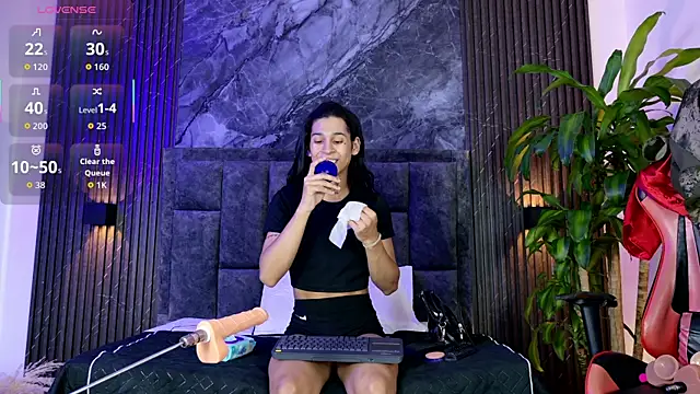 Snapshot of Suzie_cox chatting on November 2025 01:32:01 PM Suzie cox online show from November 2025 01:32:01 PM