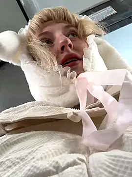 Snapshot of RonnieKiss chatting on October 2025 03:59:02 AM RonnieKiss online show from October 2025 03:59:02 AM