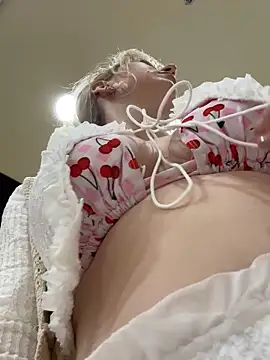 Snapshot of RonnieKiss chatting on November 2025 02:50:01 AM RonnieKiss online show from November 2025 02:50:01 AM