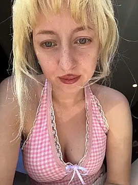 Snapshot of RonnieKiss chatting on December 2025 06:40:02 AM RonnieKiss online show from December 2025 06:40:02 AM