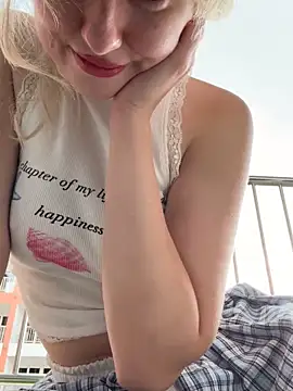 Snapshot of RonnieKiss chatting on December 2025 06:00:01 AM RonnieKiss online show from December 2025 06:00:01 AM