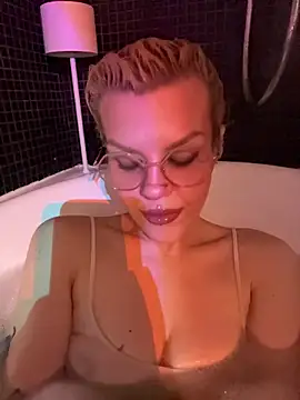 Snapshot of tacodeluxxxe chatting on November 2025 04:18:02 PM tacodeluxxxe online show from November 2025 04:18:02 PM