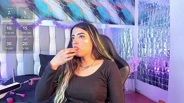 IsaDiiaz online show from May 2026 05:03:02 AM