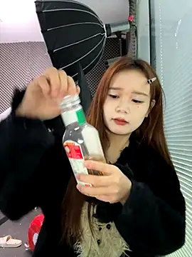 Snapshot of YY-27 chatting on October 2025 04:45:01 AM YY-27 online show from October 2025 04:45:01 AM