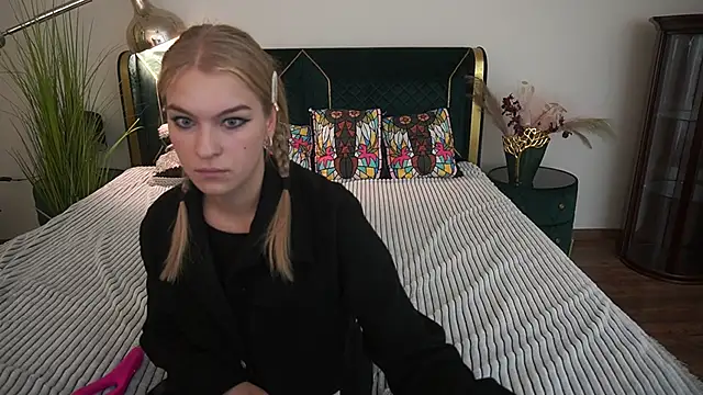 Snapshot of AlinaLiii chatting on May 2026 05:59:01 AM AlinaLiii online show from May 2026 05:59:01 AM