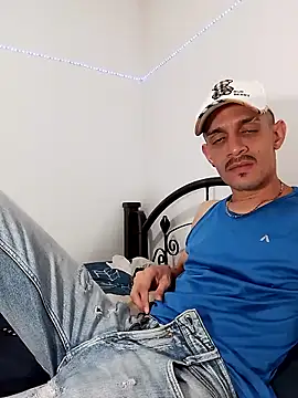 LATINO27CM online show from October 2025 11:38:02 PM
