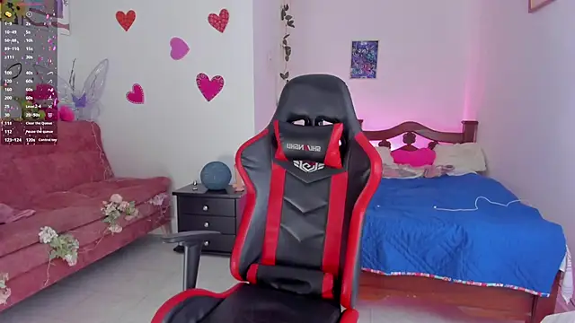 Snapshot of SophieLAmour chatting on September 2025 01:43:01 AM SophieLAmour online show from September 2025 01:43:01 AM