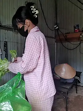 Helen-Tran online show from November 2025 02:34:02 AM