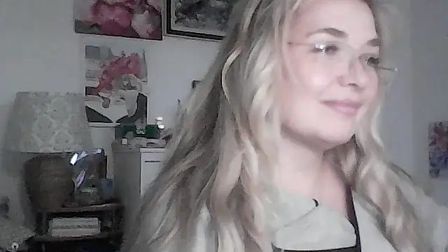 Snapshot of Myrienna chatting on November 2025 09:36:01 PM Myrienna online show from November 2025 09:36:01 PM