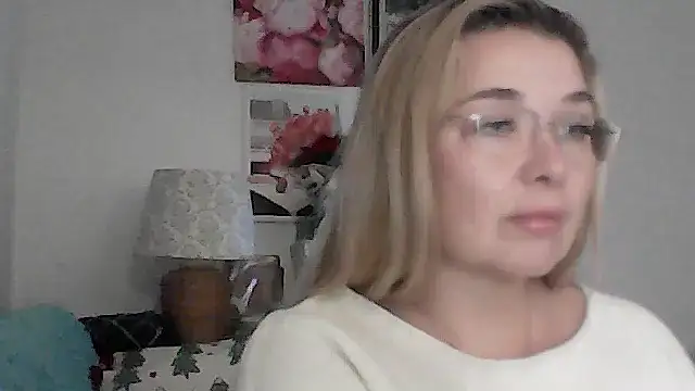 Snapshot of Myrienna chatting on December 2025 10:48:01 PM Myrienna online show from December 2025 10:48:01 PM