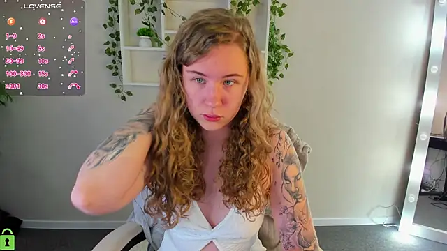 Snapshot of Elsie_Cutties chatting on November 2025 12:54:01 AM Elsie Cutties online show from November 2025 12:54:01 AM