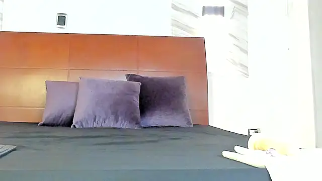 Charlotte-Smit online show from November 2025 06:29:01 PM