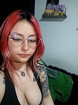 Snapshot of Iluromi chatting on October 2025 04:09:01 AM Iluromi online show from October 2025 04:09:01 AM