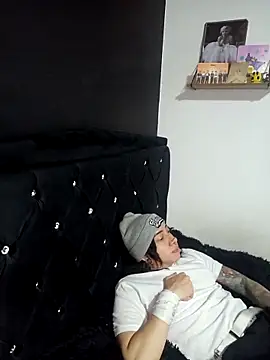 Snapshot of Iluromi chatting on October 2025 04:20:02 PM Iluromi online show from October 2025 04:20:02 PM