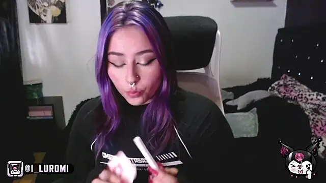 Snapshot of Iluromi chatting on November 2025 06:17:01 PM Iluromi online show from November 2025 06:17:01 PM