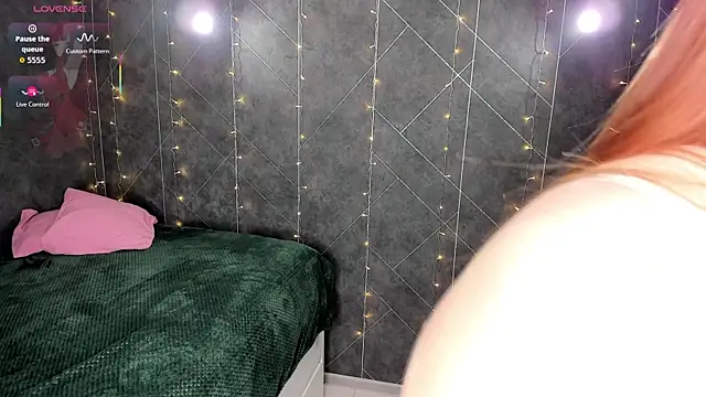 Red FoxGirl online show from December 2025 02:58:02 PM