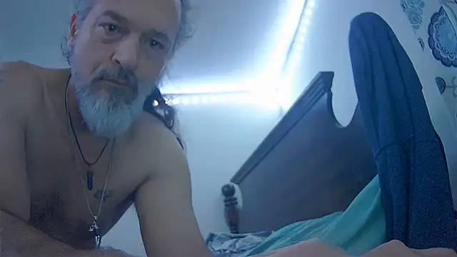 Snapshot of HippieDad333 chatting on December 2025 05:24:01 AM HippieDad333 online show from December 2025 05:24:01 AM