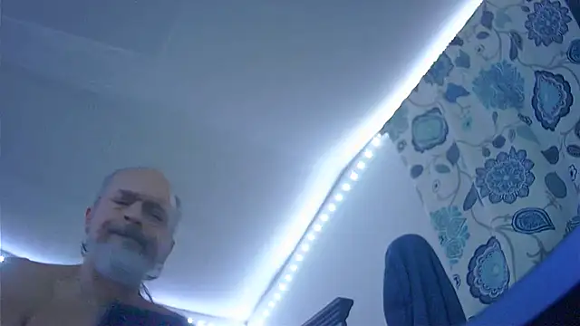 Snapshot of HippieDad333 chatting on December 2025 11:12:02 PM HippieDad333 online show from December 2025 11:12:02 PM