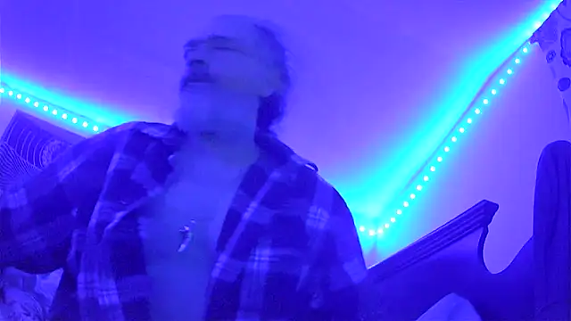 Snapshot of HippieDad333 chatting on December 2025 01:35:02 AM HippieDad333 online show from December 2025 01:35:02 AM