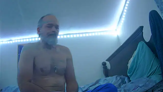 Snapshot of HippieDad333 chatting on December 2025 10:28:02 PM HippieDad333 online show from December 2025 10:28:02 PM