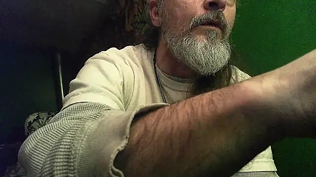 Snapshot of HippieDad333 chatting on January 2026 11:19:01 PM HippieDad333 online show from January 2026 11:19:01 PM