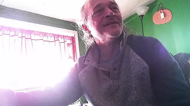 Snapshot of HippieDad333 chatting on January 2026 07:11:01 PM HippieDad333 online show from January 2026 07:11:01 PM