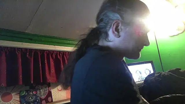 Snapshot of HippieDad333 chatting on February 2026 12:09:02 AM HippieDad333 online show from February 2026 12:09:02 AM