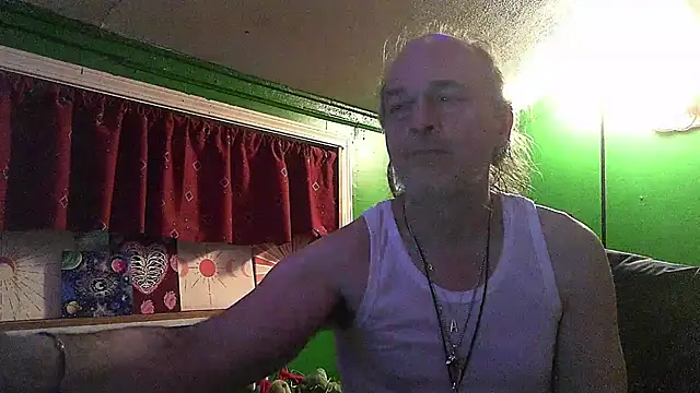 Snapshot of HippieDad333 chatting on February 2026 06:41:02 AM HippieDad333 online show from February 2026 06:41:02 AM