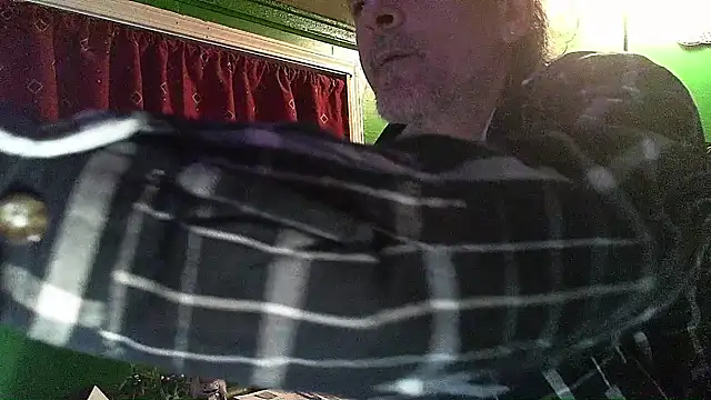 Snapshot of HippieDad333 chatting on February 2026 05:22:02 AM HippieDad333 online show from February 2026 05:22:02 AM