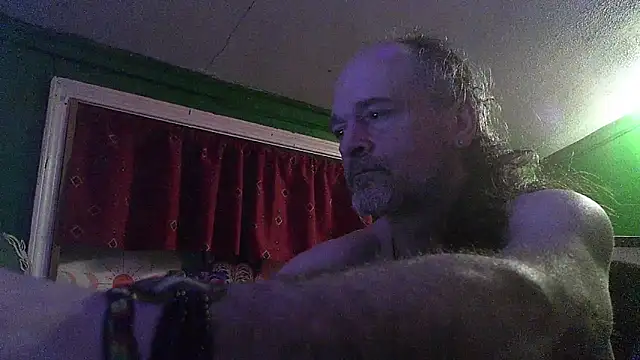 Snapshot of HippieDad333 chatting on February 2026 02:41:02 AM HippieDad333 online show from February 2026 02:41:02 AM