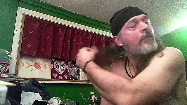 Snapshot of HippieDad333 chatting on March 2026 03:43:02 AM HippieDad333 online show from March 2026 03:43:02 AM