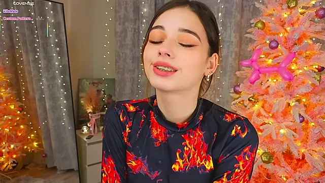 Snapshot of LunaraRada chatting on December 2025 05:40:02 PM LunaraRada online show from December 2025 05:40:02 PM