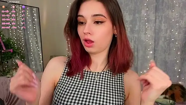 Snapshot of LunaraRada chatting on February 2026 07:07:01 PM LunaraRada online show from February 2026 07:07:01 PM