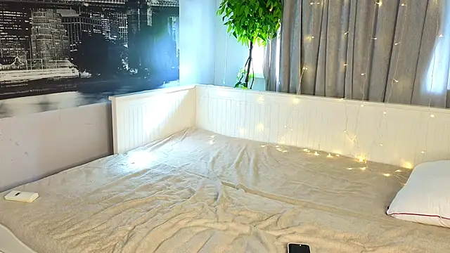 MilaYumi online show from November 2025 09:20:01 AM