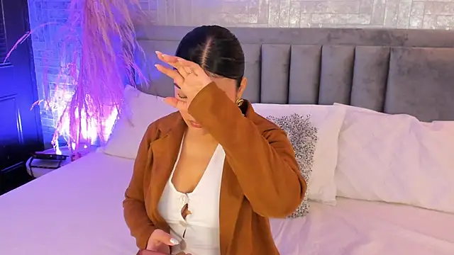 EmmaBlossom online show from November 2025 07:02:01 PM