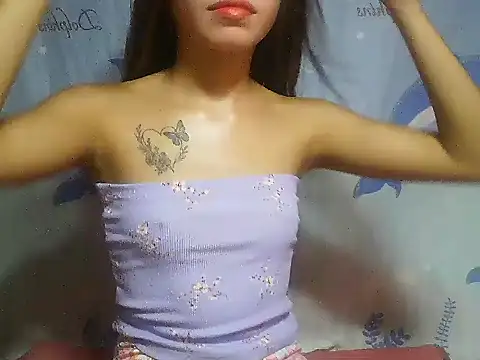 Snapshot of SweetPussie18x chatting on October 2025 02:04:02 AM SweetPussie18x online show from October 2025 02:04:02 AM