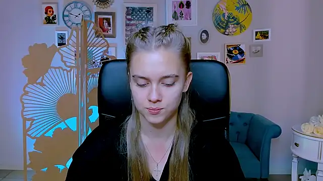 JuneWoods online show from October 2025 07:04:02 AM