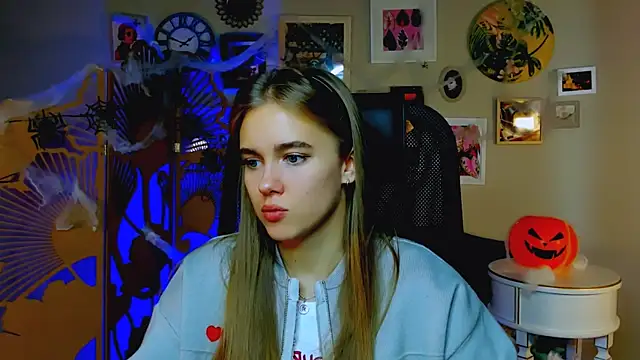 JuneWoods online show from October 2025 08:16:02 AM